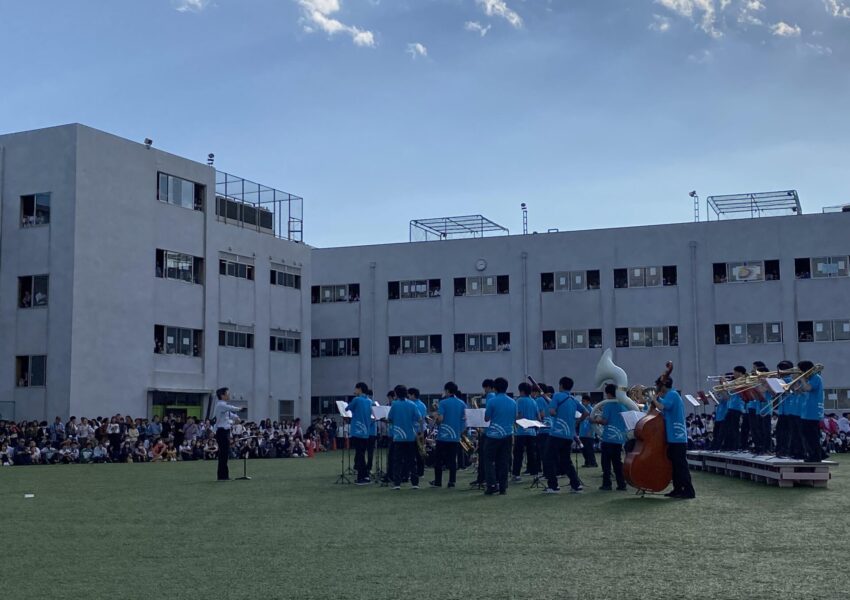 まずは吹奏楽部の演奏です。青空の下、美しい音が響き渡りました。