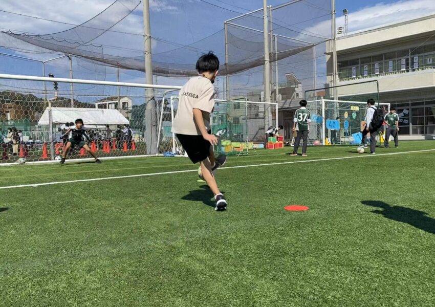 サッカー部も大人気。来場者が中学サッカー部の選手を相手にナイスシュートを決めていました。