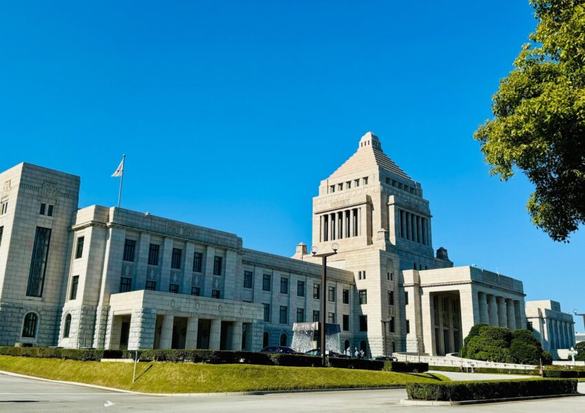 青い空に映える白い国会議事堂前に到着しました。