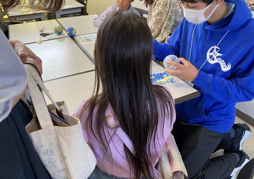 「地球儀をつくろう」にはたくさんの小学生が参加してくれました。