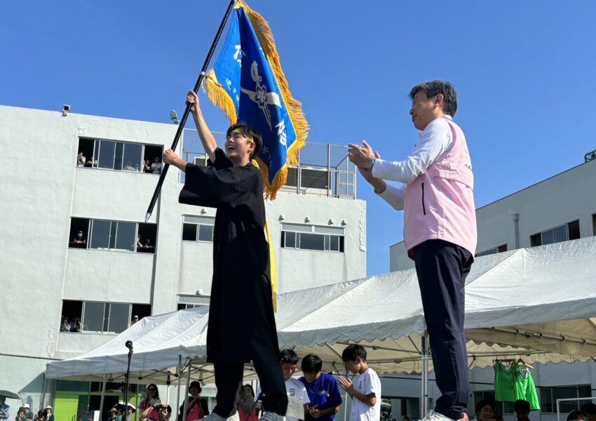 優勝旗が北軍応援団長に手渡されました。優勝おめでとう！