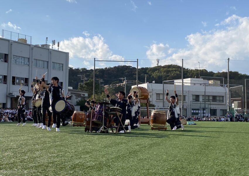 続いて和太鼓部。大観衆の心に直接響く迫力の生演奏です。