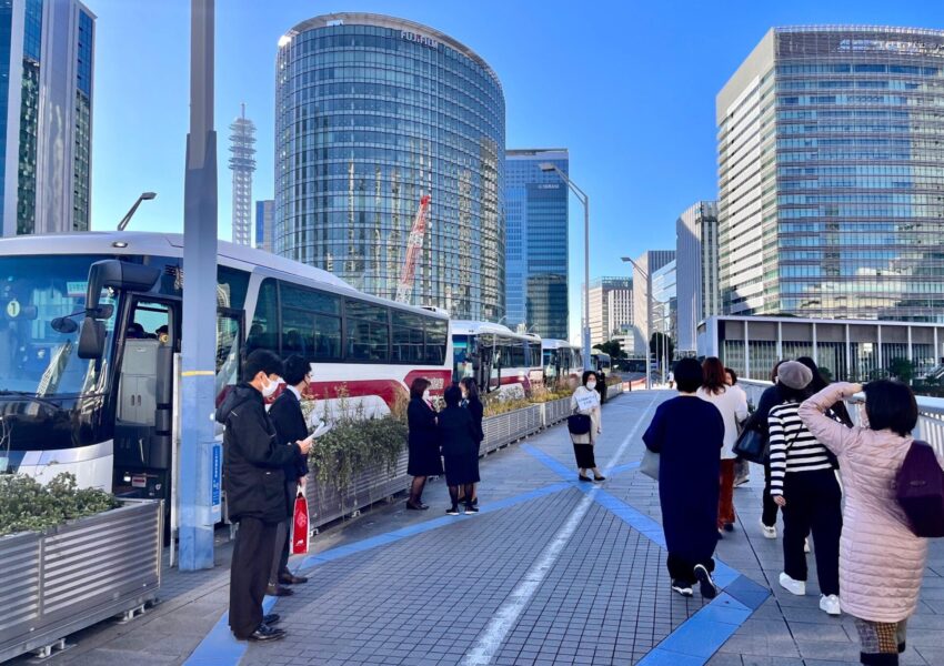 貸切バス3台で出発です。