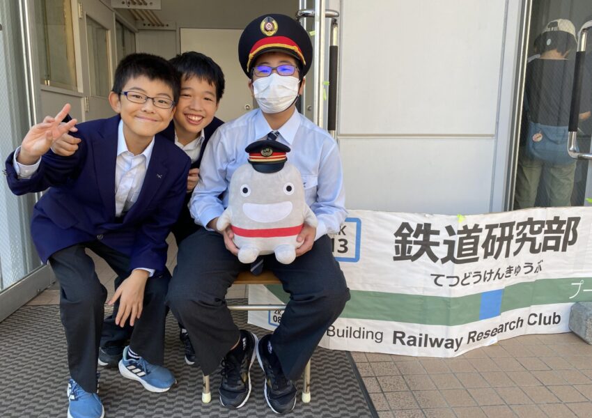 芸術棟の前にはかわいい車掌さんが座っていました。中は小学生で大賑わい☆