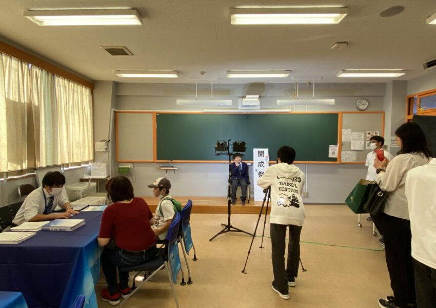 これです、制服先取り写真館。逗子開成の制服をきて、写真部有志が写真を撮り、その場で現像してくれます。写真撮影のみの方も大歓迎ですので、明日お待ちしています。