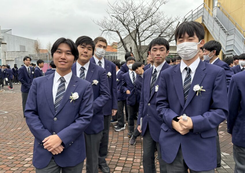 緊張の面持ちの生徒達