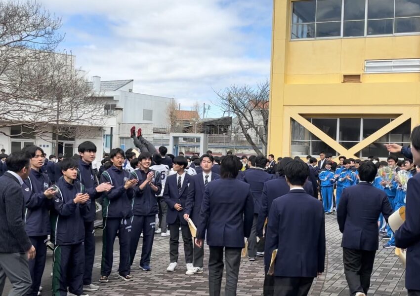 体育館を出ると部活動の後輩たちが先輩を待ち受けていました。和太鼓の音をBGMにあちらこちらで先輩と後輩の熱いやりとりが繰り広げられました。