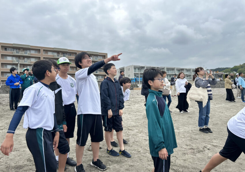 砂浜から帆走中の仲間を見守ります。