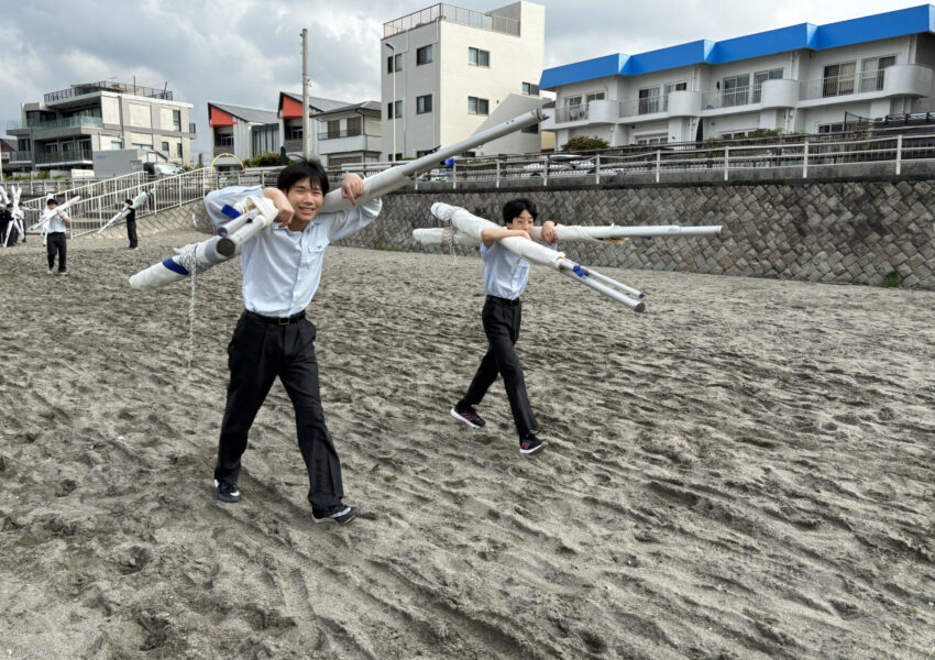 朝、海に行くと中学ヨット部が早くから準備をしてくれていました。