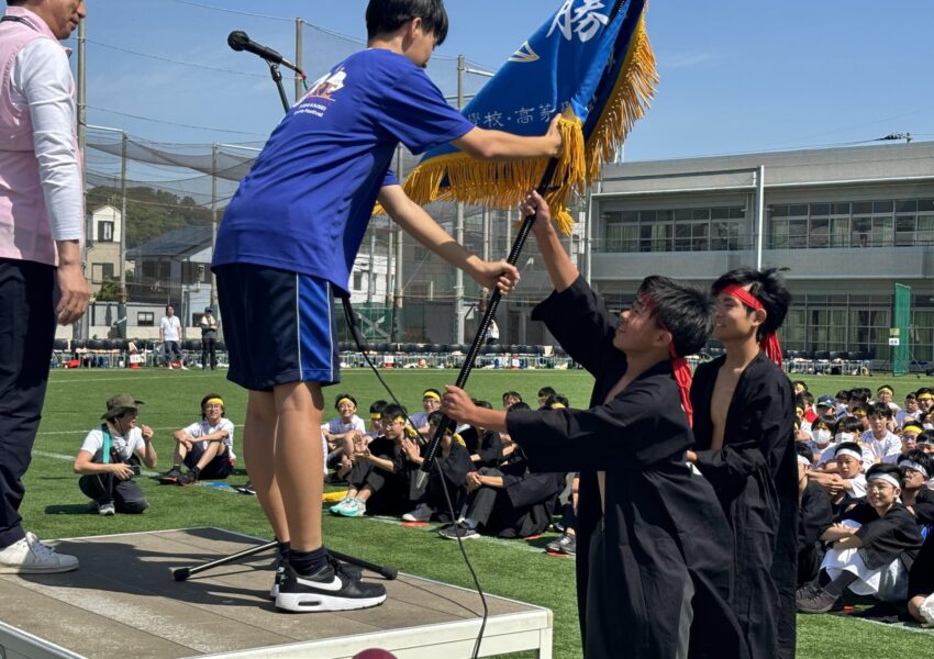 次に昨年優勝の南軍からの優勝旗返還だったのですがここでハプニング。まちがって優勝旗を返してもらうのではなく、渡してしまいました。このままだと体育祭がここで終わってしまいます。