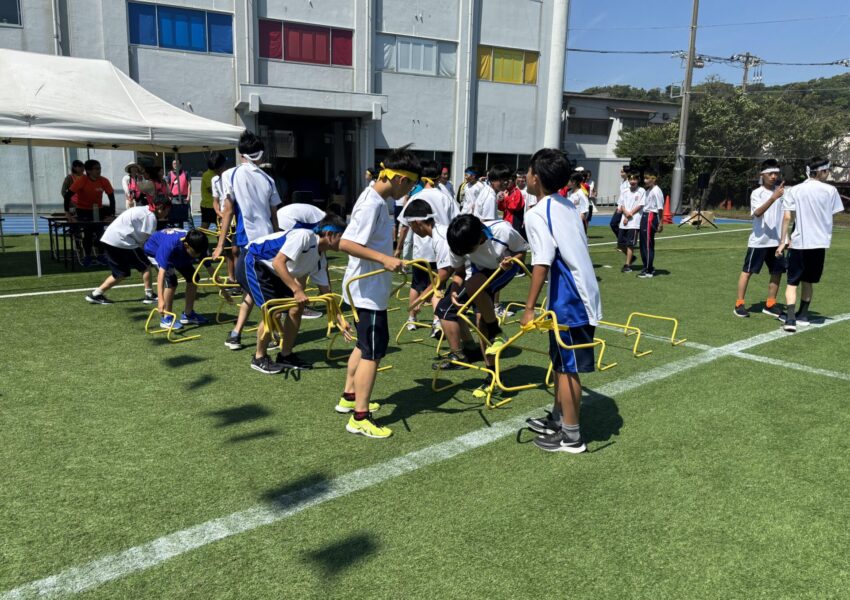 続いて中１障害物競争です。係の生徒の手によってさまざまな障害物がコース上に置かれます。