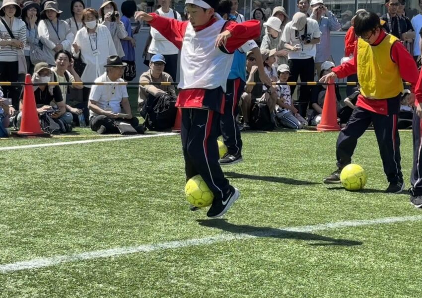 スタートしました。第１関門はサッカーボール、足に挟んで進みます。ぴょんぴょん飛びながら進みます。