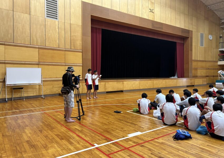 「遠泳だ　波に打たれど　打ち負かせ」司会の言葉とともに開会式が始まりました。