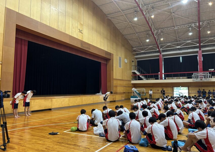 大成先生のお話「今日君たちは何に挑むのですか？海？違います。君たちが今日挑むのは自分自身です。自分の限界と思っていたところが、実は限界ではなくてその先があるということを知る。自分がどこまで行けるのかを知る。  完泳だけが全てではありません。仲間と励まし合うこと。そして1人でも多くの人が自分の力で陸に上がってくることを期待しています。」