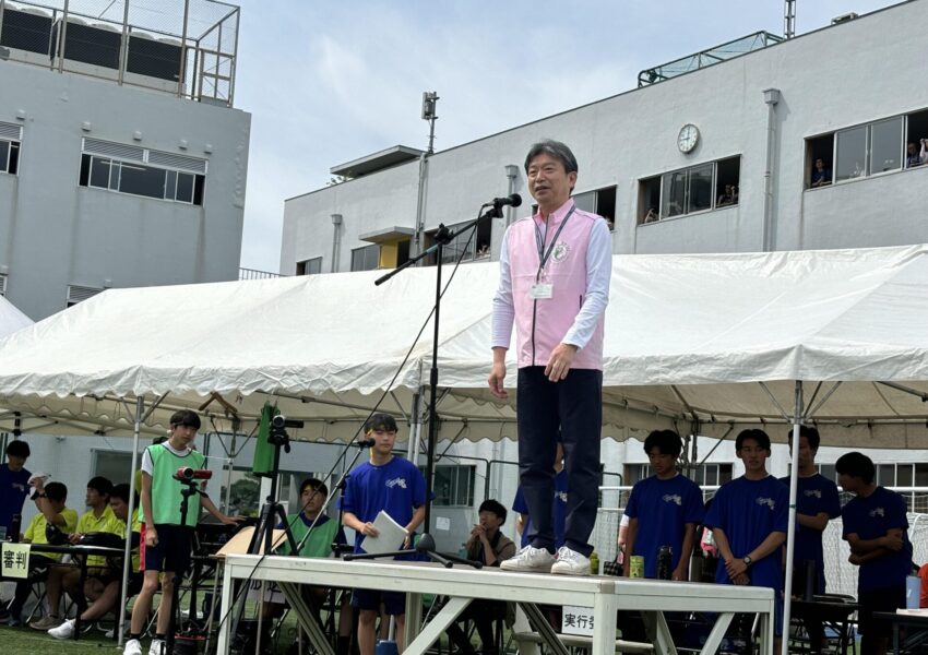 学校長の話。最後の体育祭となる高校３年生に、下級生そして教職員にも君たちの勇姿をのこしていってほしい、と語り掛けました。