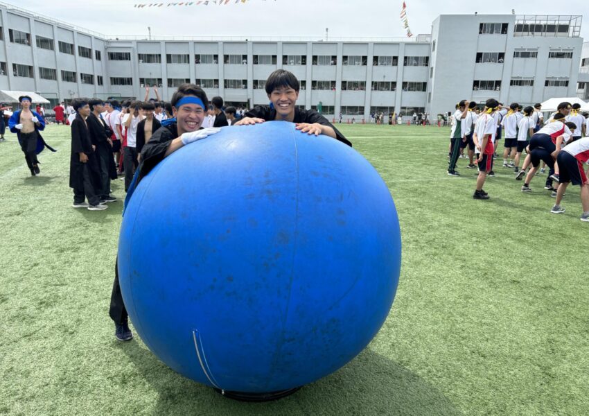 さあ最初の競技は大玉転がしです。