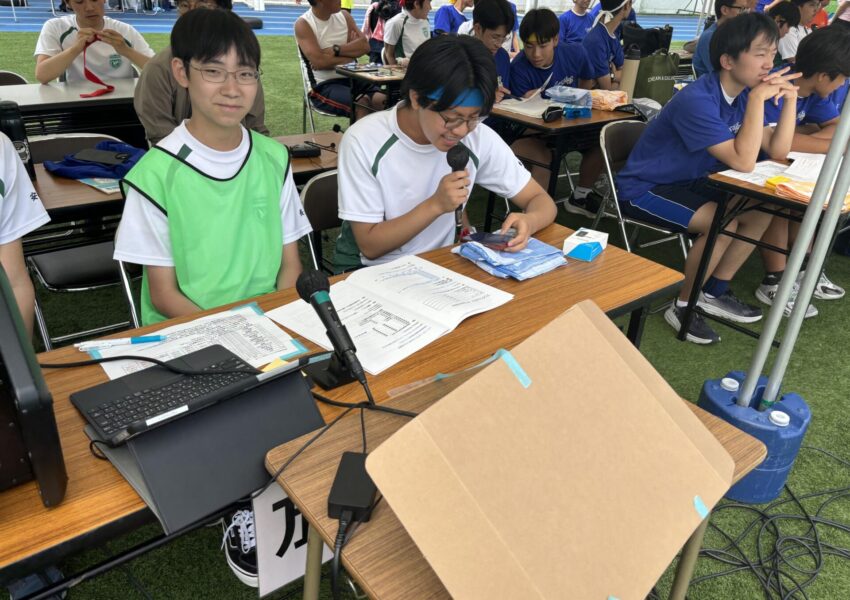 実況の生徒がレースを盛り上げてくれます。