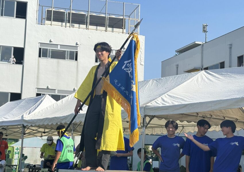 優勝旗を手にする北軍の応援団長。